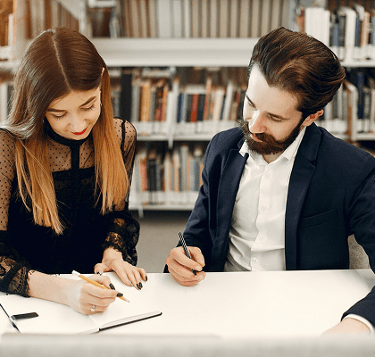 abogado cliente revisando archivos