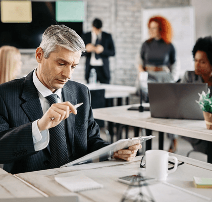 abogado revisa documento lupa