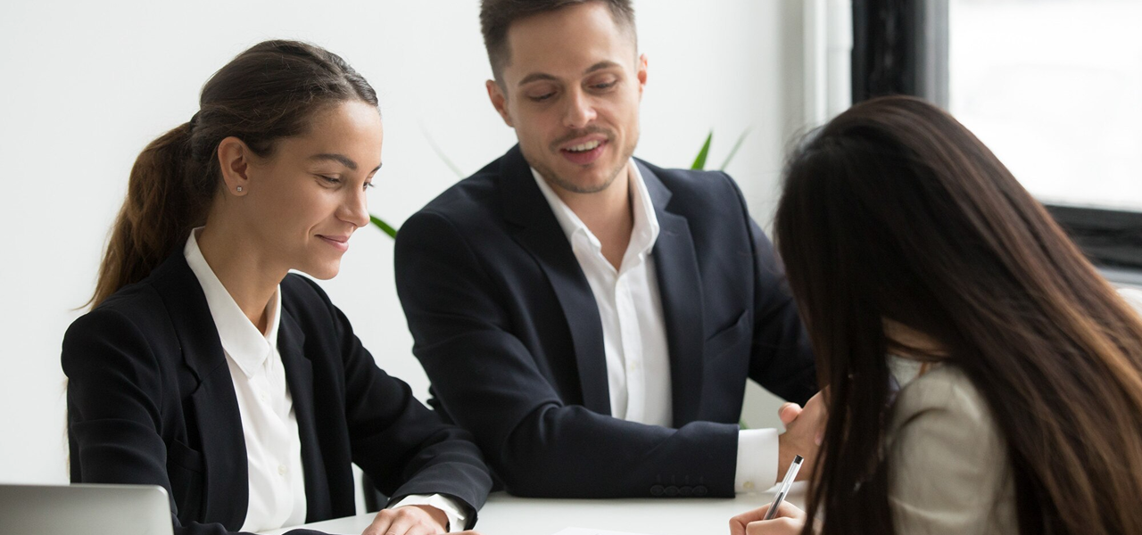 abogados-cliente-firmando