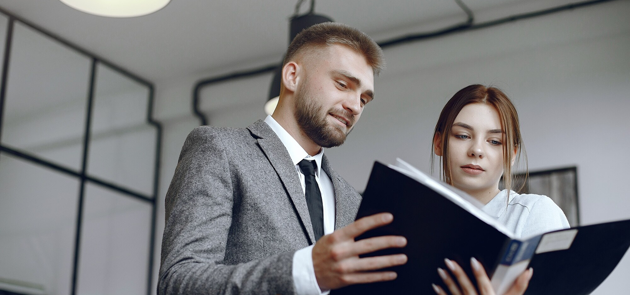 abogados-revisando-archivos