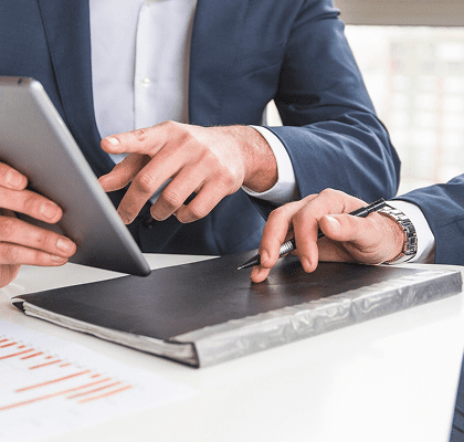 abogados senalando archivos